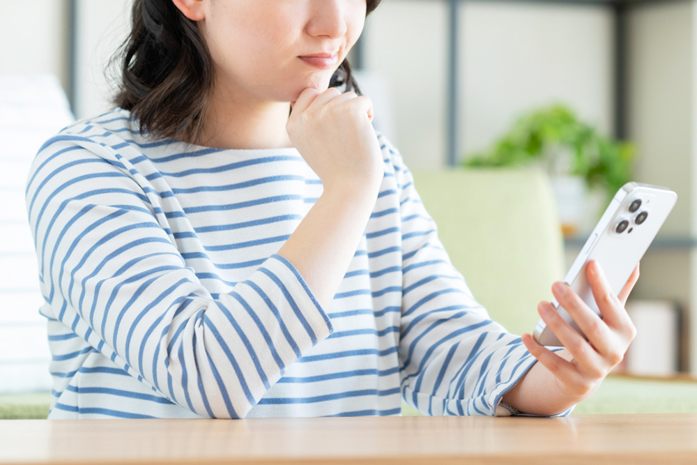 ピルを個人輸入・ネット通販で買ってはいけない理由
スマホを見ながら悩む女性
